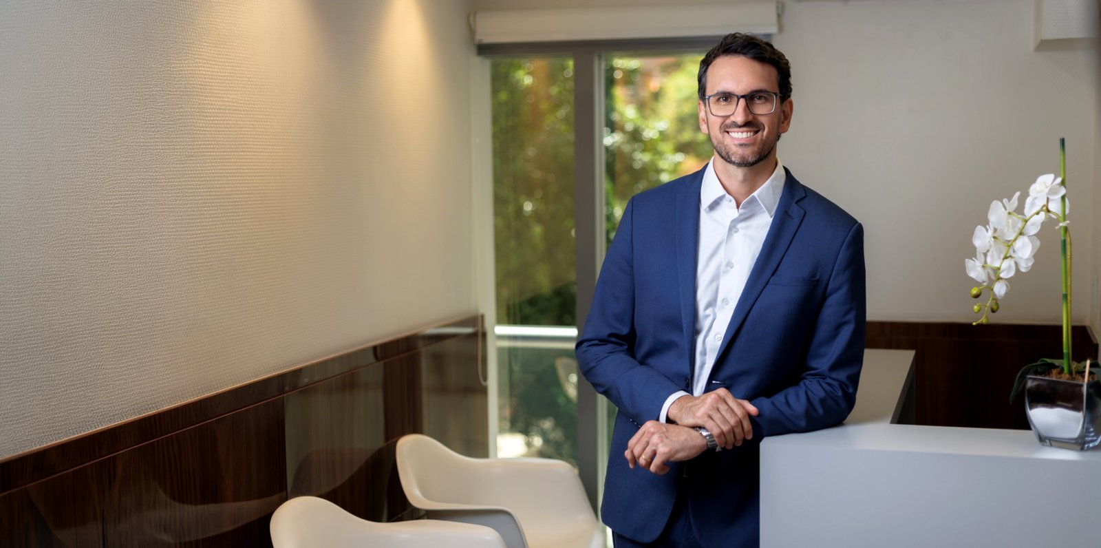 Dr. Lucas Burttet na recepção da clínica