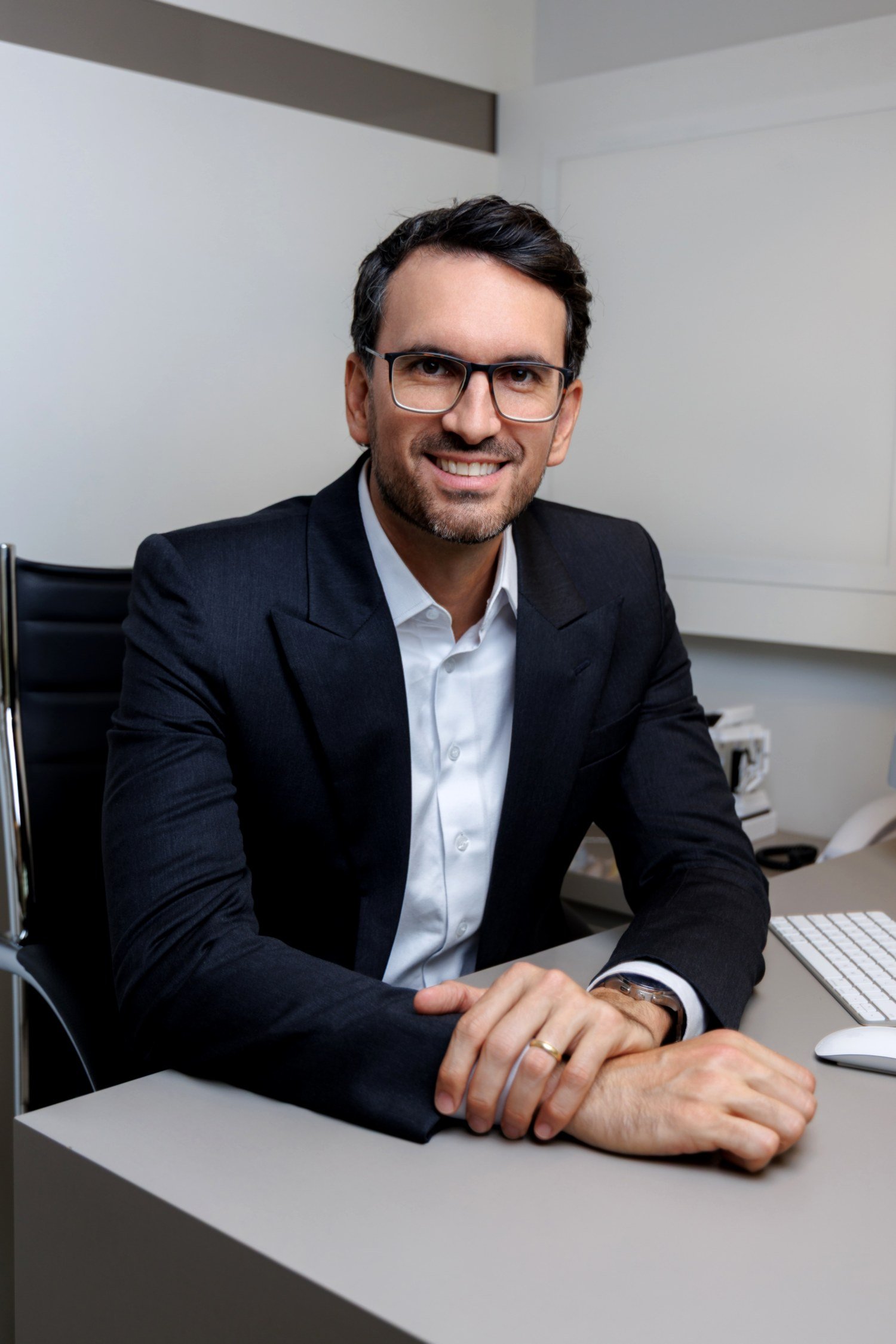 Dr. Lucas Burttet